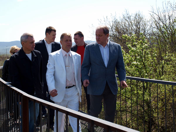 На открытии сафари-парка ''Тайган'' Могилева загнали в клетку со львами (ФОТО)