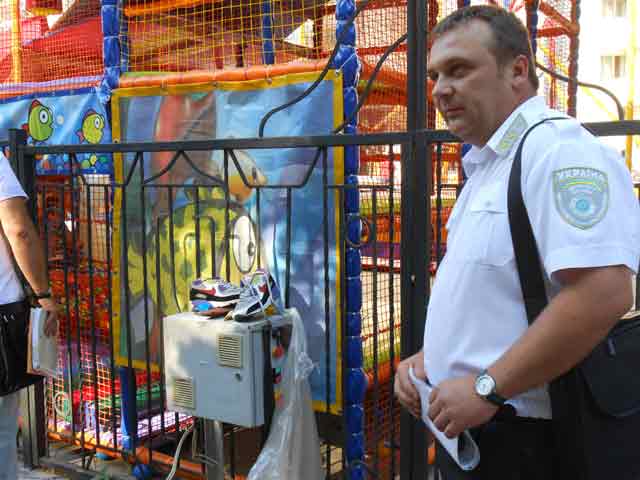 В Евпатории санаторий ''Укрпрофздравницы'' отдал всю парковую зону под аттракционы (ФОТО)