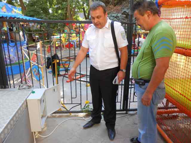 В Евпатории санаторий ''Укрпрофздравницы'' отдал всю парковую зону под аттракционы (ФОТО)